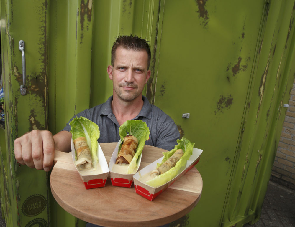 Luuk Domhof van de Timp catering met de Syrische loempia's. Fotografie: Hans Prinsen