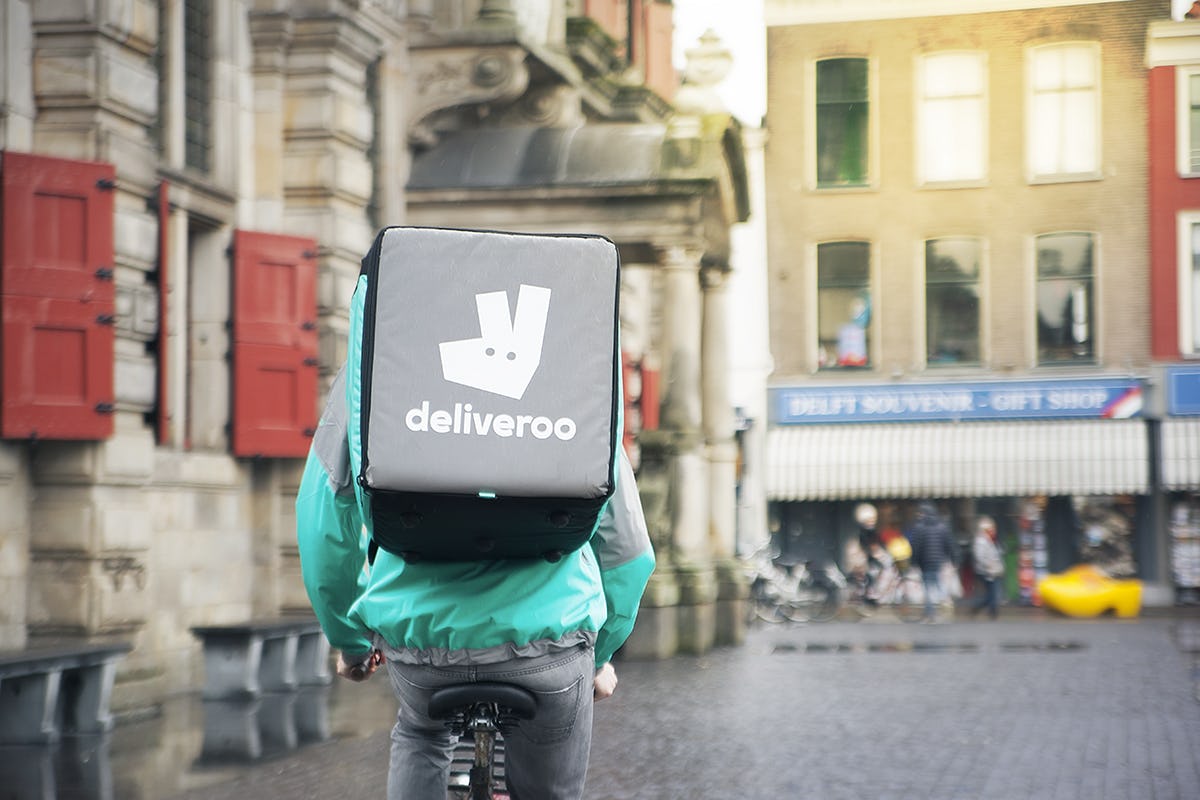 Bezorgers zonder werkvergunning kost Deliveroo boete van 176.000 euro