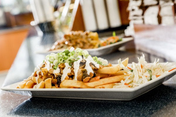 Frietje hete kip met champignons, tuffelmayo en bosui bij Eetwinkel Polly in Bemmel. Foto: Studio38C