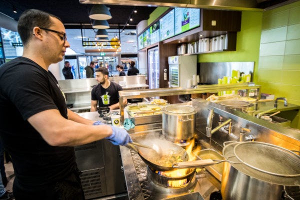 Amsterdam - Fastfood concept eazie op het Bijlmerplein. Foto: Diederik van der Laan