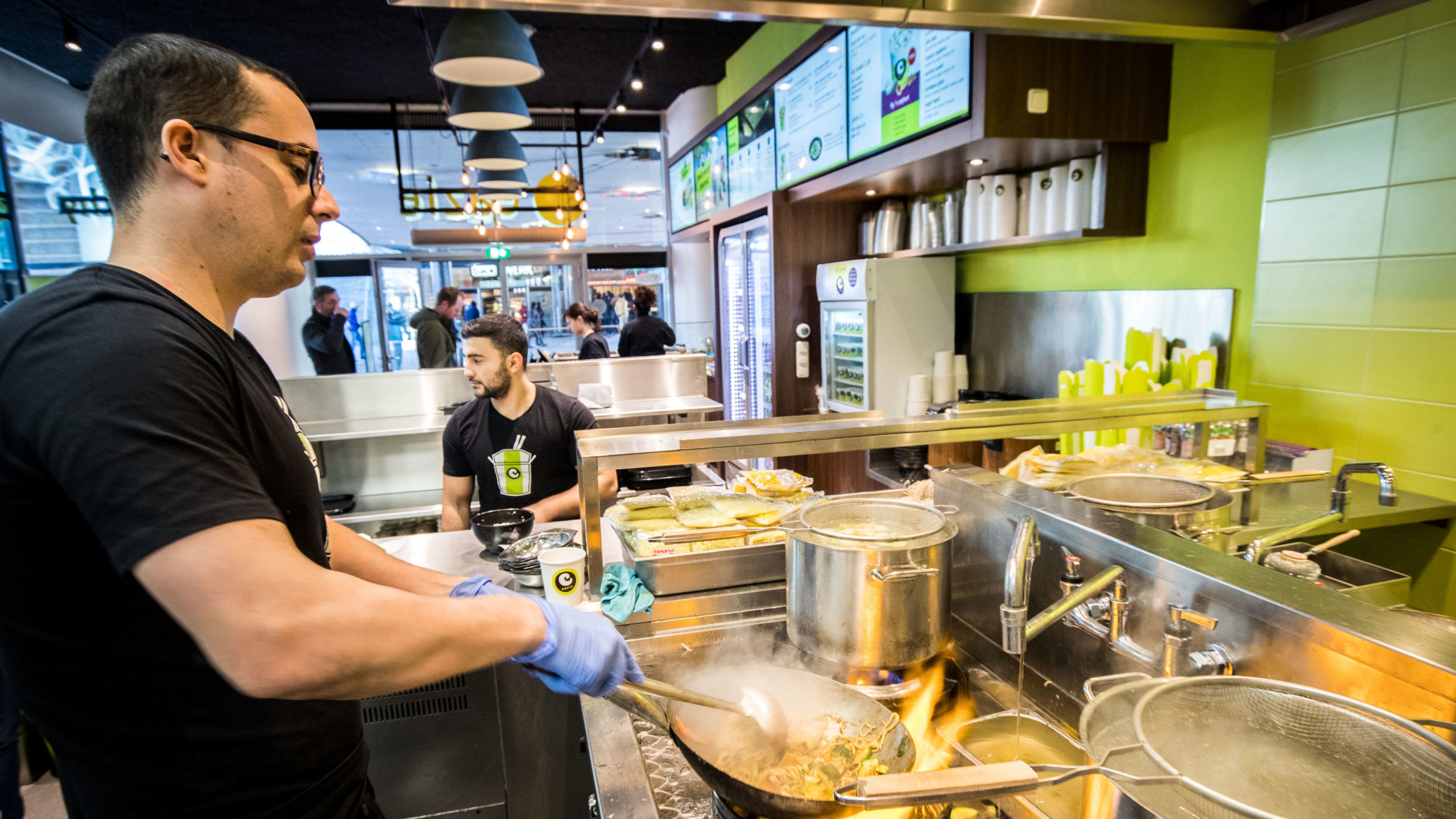 Gezond fastfoodconcept eazie op het Bijlmerplein. 
