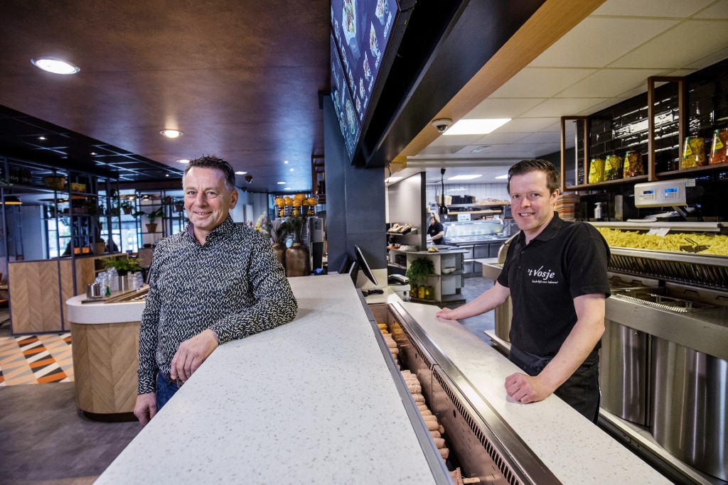 Peter Vos met Roy van Veghel, algemeen bedrijfsleider en mede- eigenaar van Eetpaleis 
‘t Vosje De Groote Wielen. Foto: Herbert Wiggerman