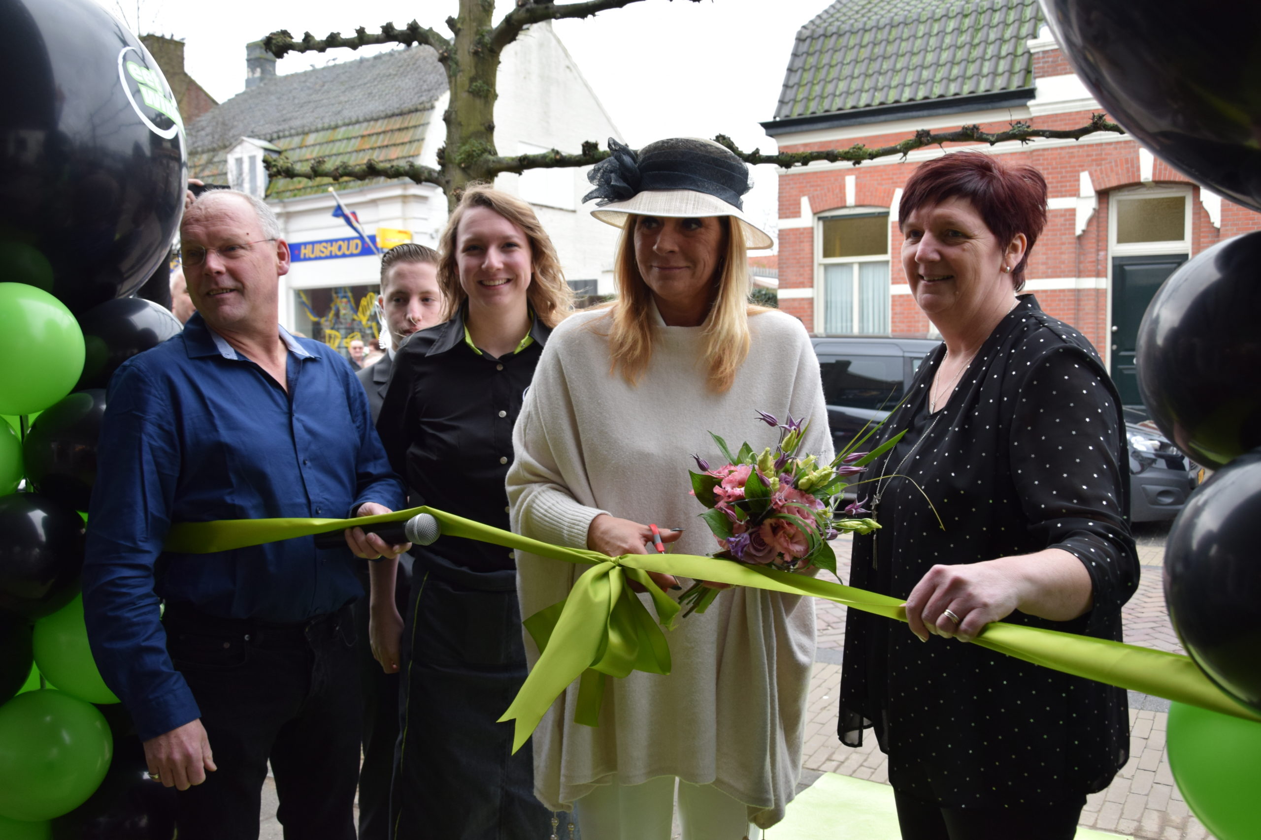 Vlnr: Harco Hamels, dochter Maxima, 'Maxima' en Rianne Hamels.