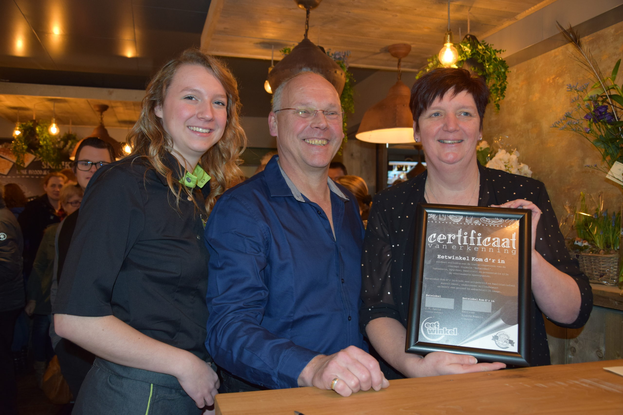 Harco en Rianne Hamels en hun dochter Maxime met het certificaat van erkenning van Eetwinkel. 