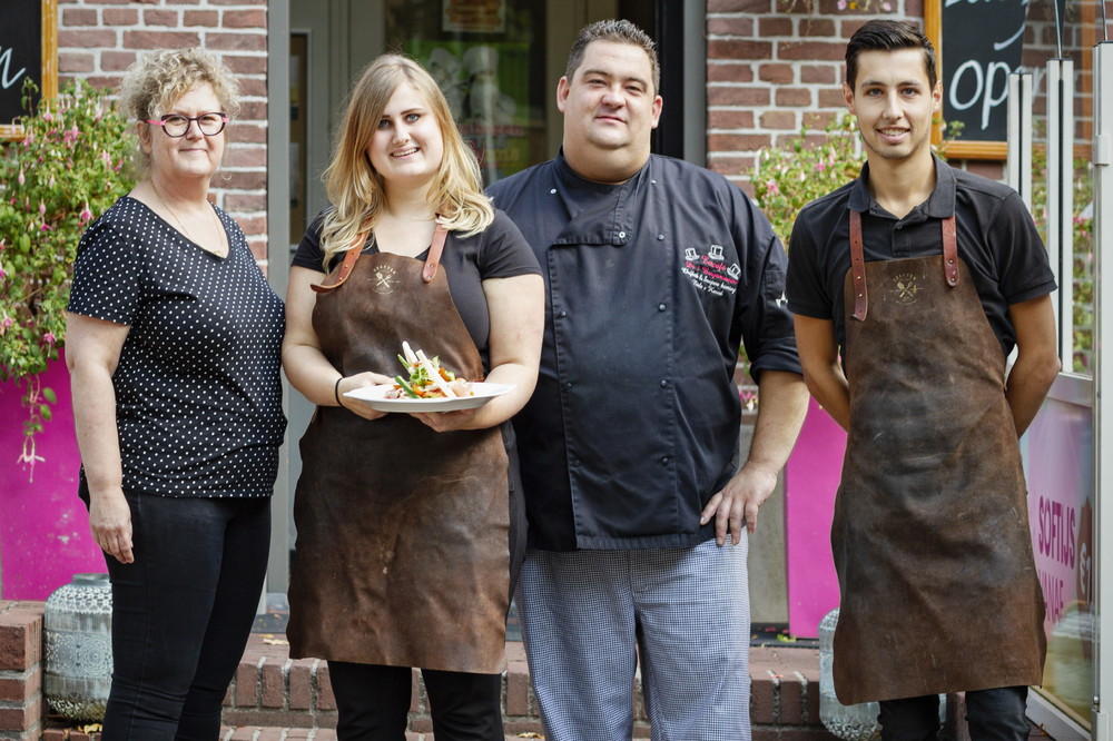 Vlnr: Ellen van Kol, Lieselotte van Kol, Niels van Kessel (chef-kok) en medewerker Marco Bloemen. Foto: Vita Magazine. 