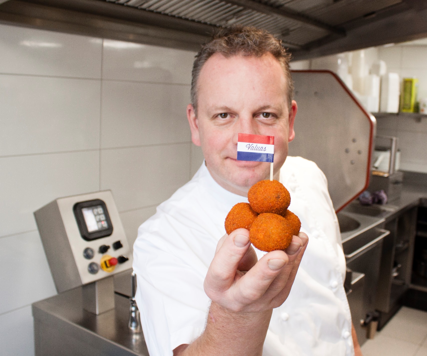 Koning krijgt knal oranje bitterbal van topkok Eric Swaghoven