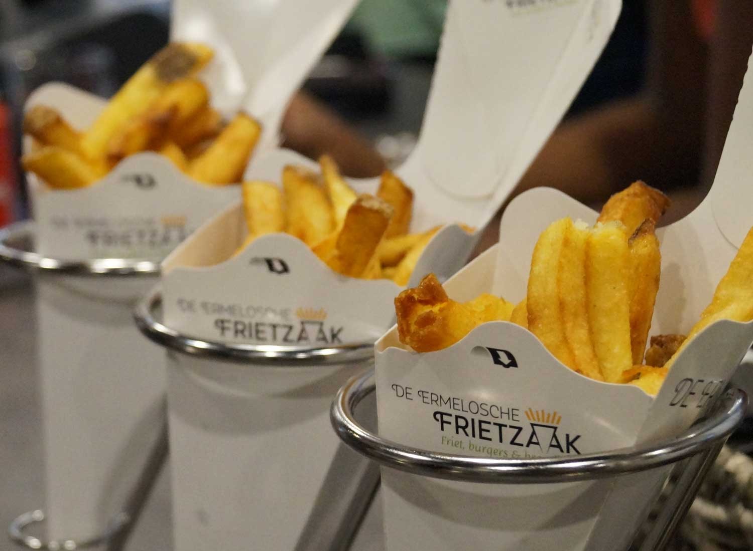 Gasten van de Ermelosche Frietzaak eten nu poke bowls bij de friet