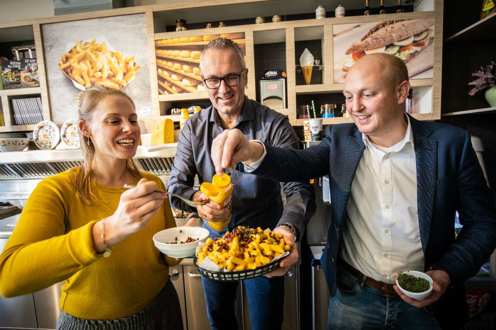 Vlnr: Catharina Wagner (Remia), Ralph Markwat (FHC) en Roy den Hartog (Remia) met de Creamy Cheese Style in de testkeuken op het hoofdkantoor van FHC in Nieuw-Vennep. Foto: Diederik van der Laan / Dutch Photo Agency