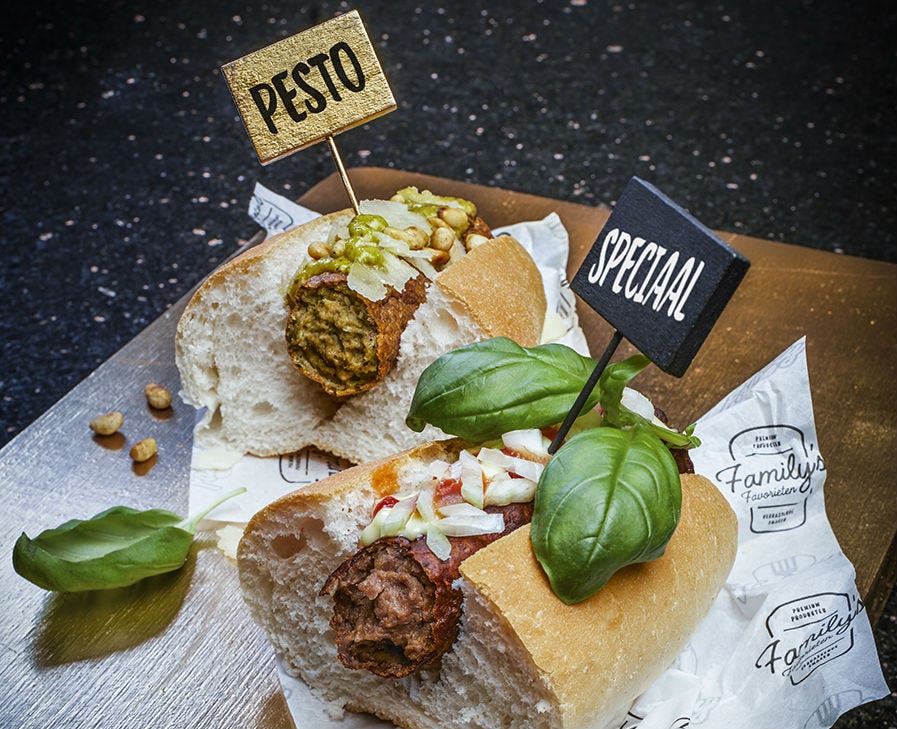 De pestofrikandel als onderdeel van een proeverij, samen met een grove frikandel.