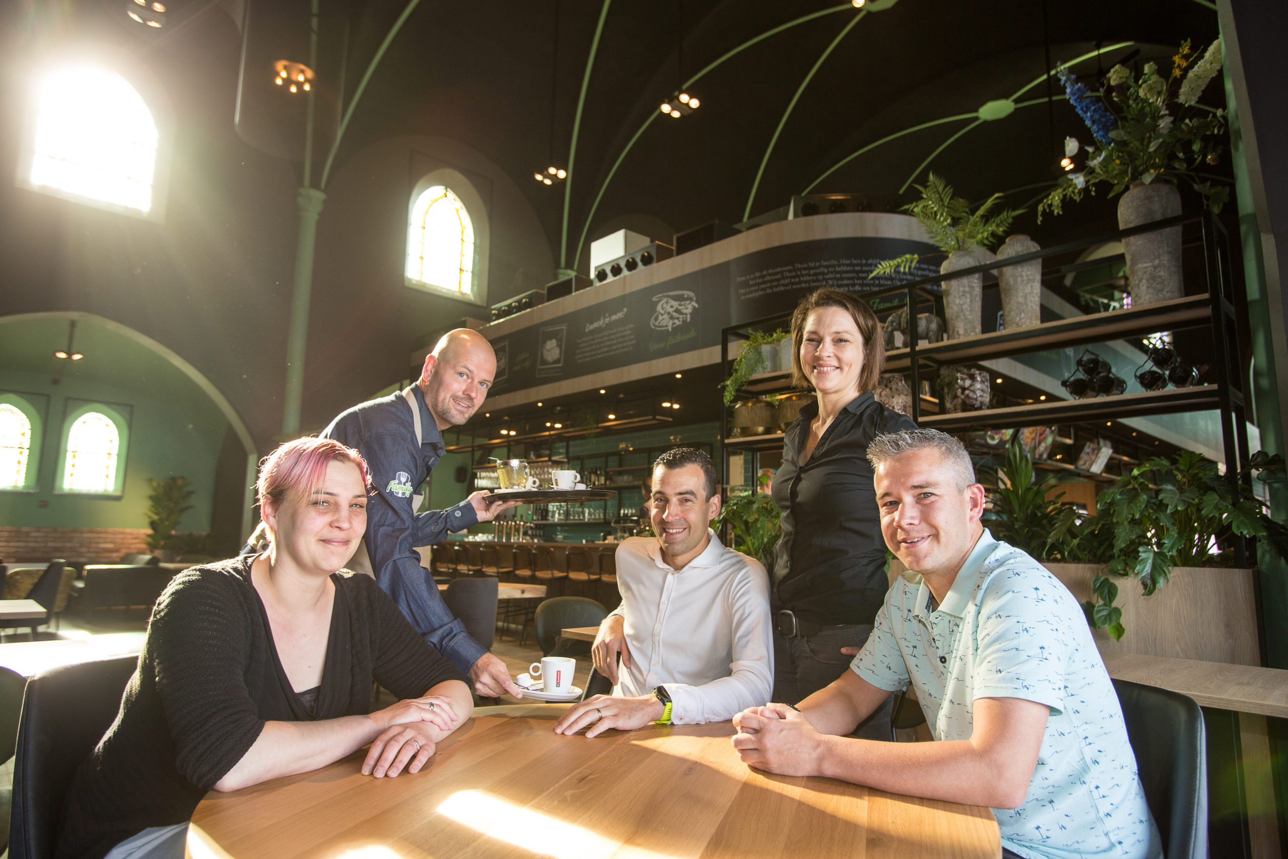 V.l.n.r.: Barbara de Pillecyn-Luitjens, Matthijs van de Walle (FHC Formulebeheer), Daniël 
Luitjens, Mirjam Sariman-Luitjens en Jurgen Bracke (bedrijfsleider). Foto: Peter Roek