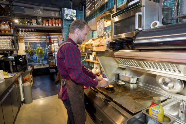 Een medewerker van Family Treffers. Foto: Koos Groenewold