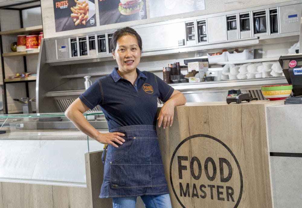 Eigenaar Sylvia Tang van Foodmaster Tiel zet de Hollandse snackcultuur centraal. Foto: Studio38C