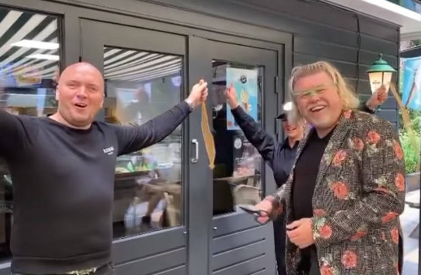 Apeldoornse volkszanger koopt cafetaria in Harderwijk
