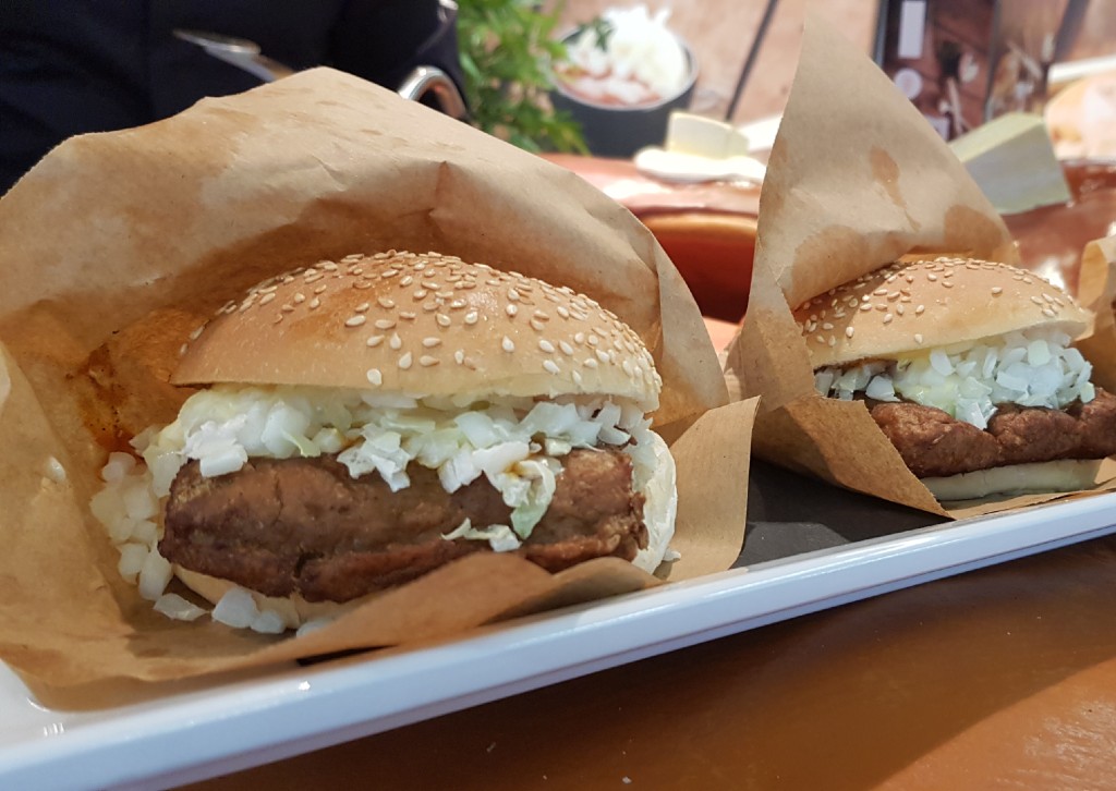 Rechter oordeelt: Frikandel Burger is geen kopie van de Freakingdel