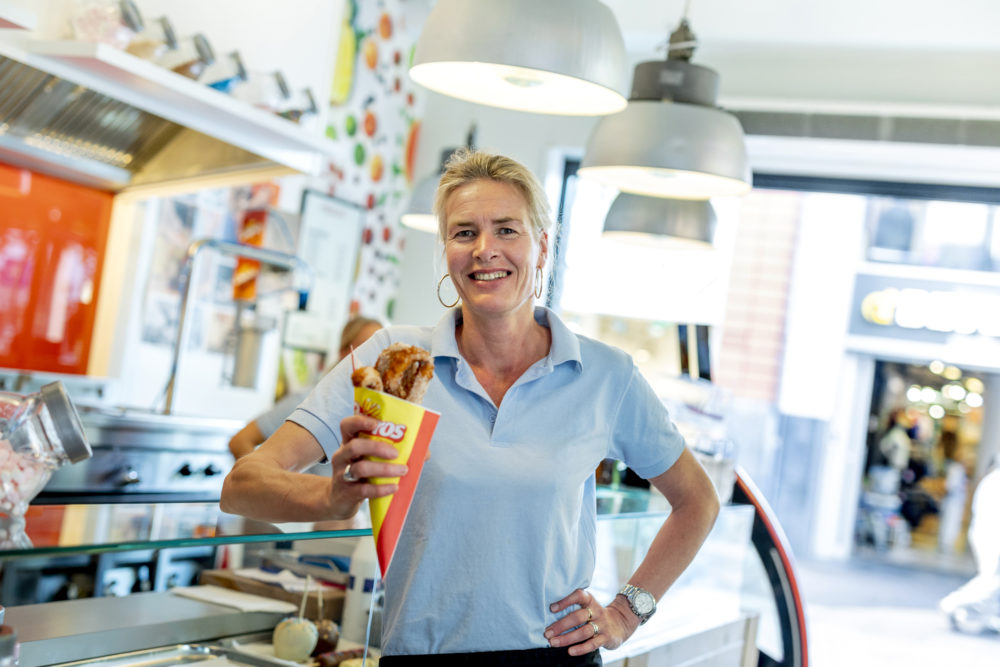 Stephanie Brinksma  van Geniet! met haar churros. Foto: Studio38C