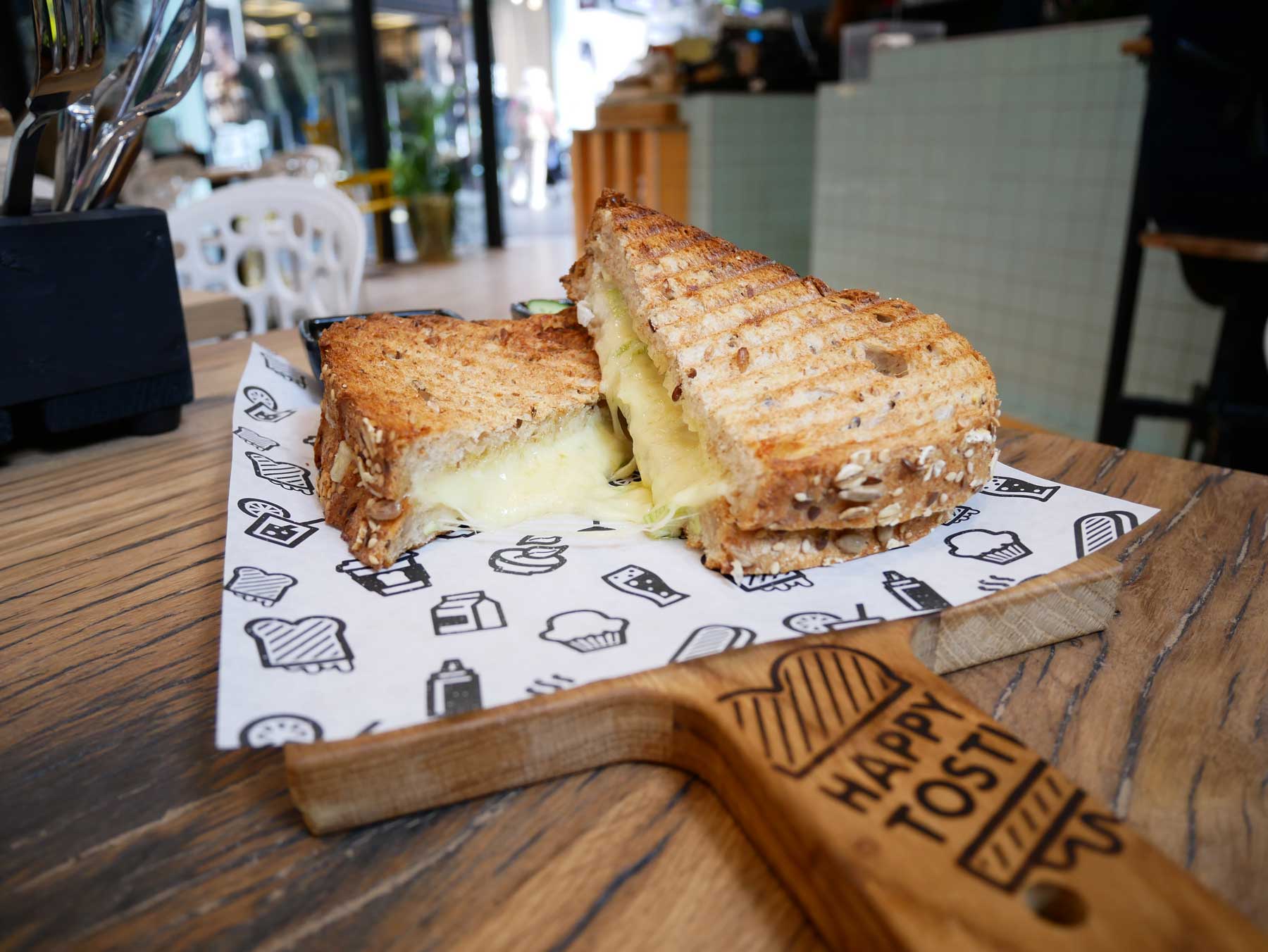 Happy Tosti opent nieuwe zaak en presenteert kookboek