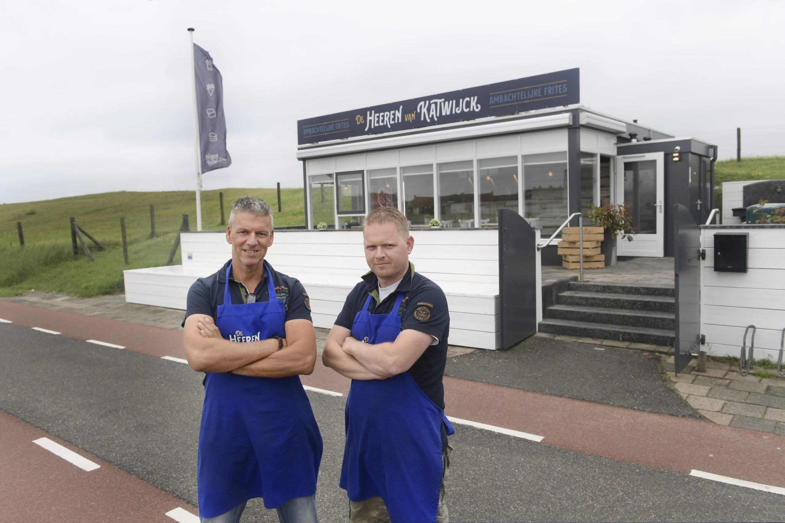 Marcel Oudshoorn (links) en Arjan Hoek van de Heeren van Katwijck voor hun zaak in Katwijk aan Zee. Fotoburo Dijkstra. 