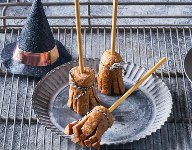 Halloweensnack: heksenbezem van frikandel 