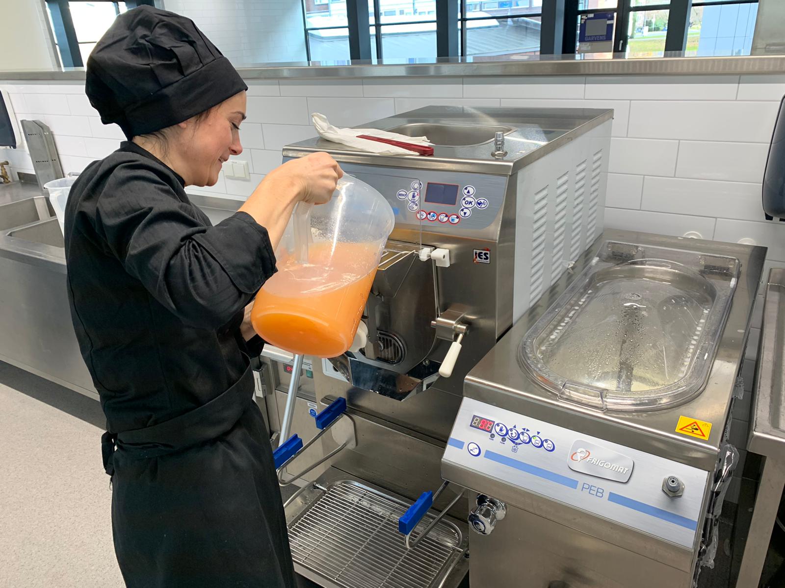 Eerste lichting cursisten doet examen in het nieuwe IJscentrum