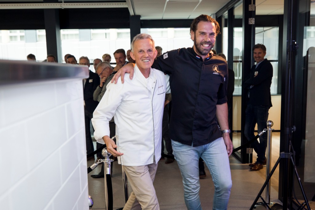 Jacques Vos (links) met zijn opvolger Hidde de Brabander. Foto: Koos Groenewold