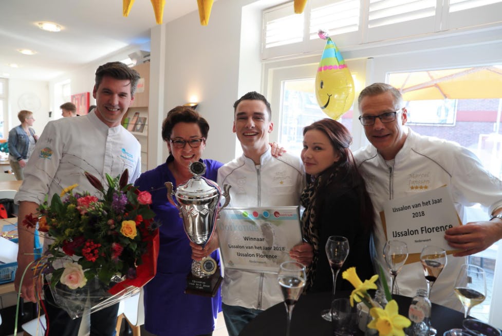 IJssalon Florence in Nederweert werd in 2018 uitgeroepen tot IJssalon van het Jaar, voor de vierde keer. Vlnr: Bart-Jeroen Overveld (juryvoorzitter), Marjo Janssen, Steff Janssen en zijn vriendin Sandra Haex en Marcel Janssen.