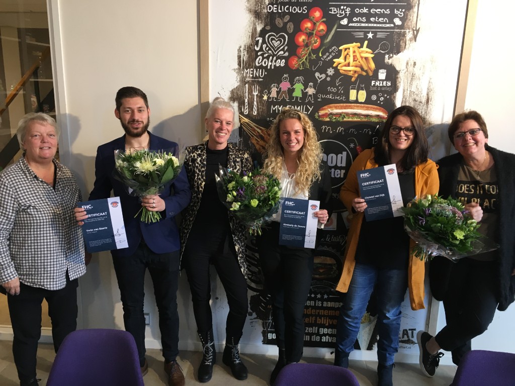Vlnr: Jacqueline van Hoolwerff en Yorin van Baarle van Family Uitgeest, Bianca van Dop en Kimberly de Zeeuw van Foodmaster De Parel en Christel van Dijk en Anita van Peppel van Family Maarheeze. 