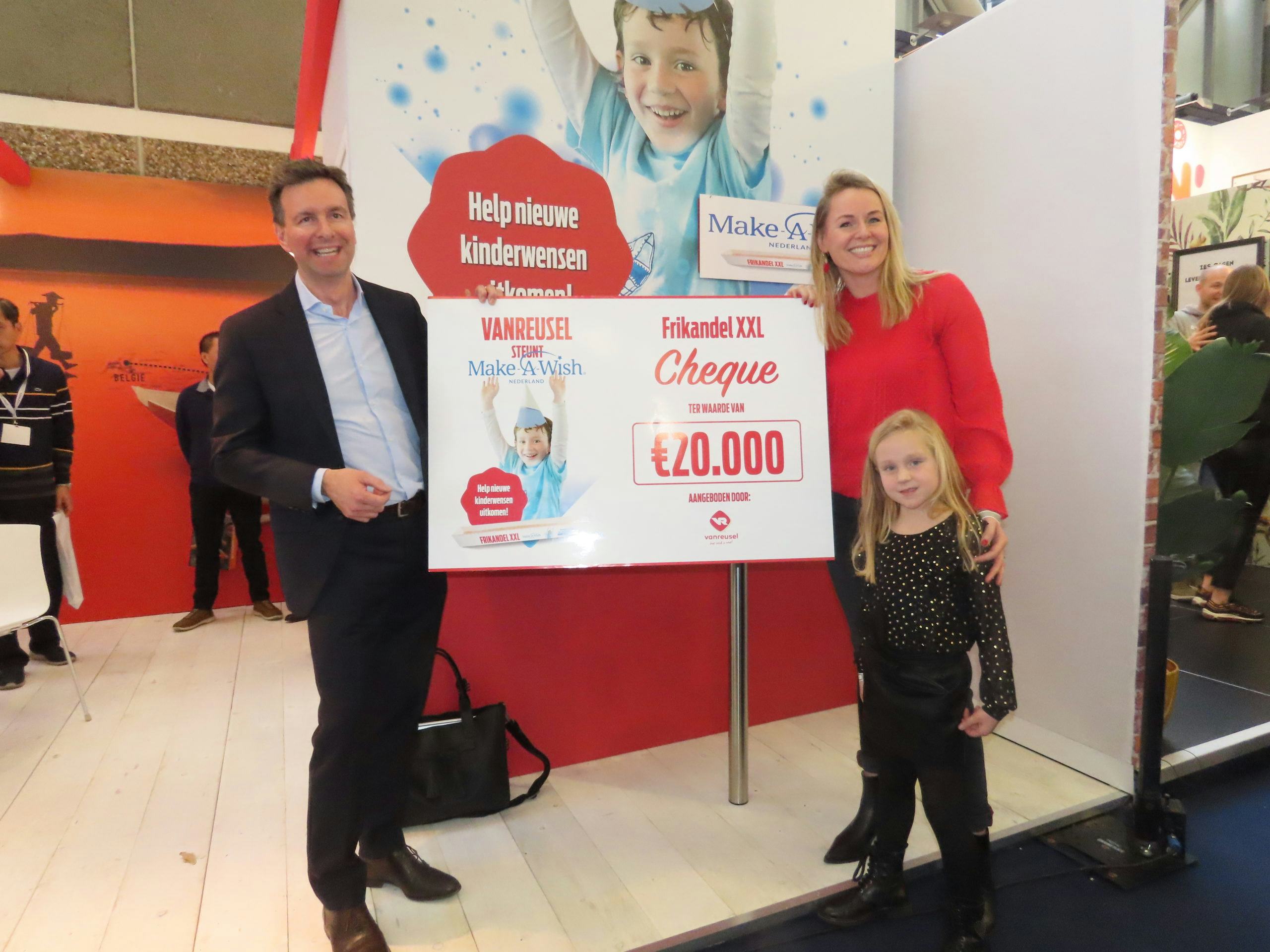 Paul-Emmanuel Vanreusel overhandigt de cheque aan fondsenwerver Ilse Géron van Make-A-Wish.