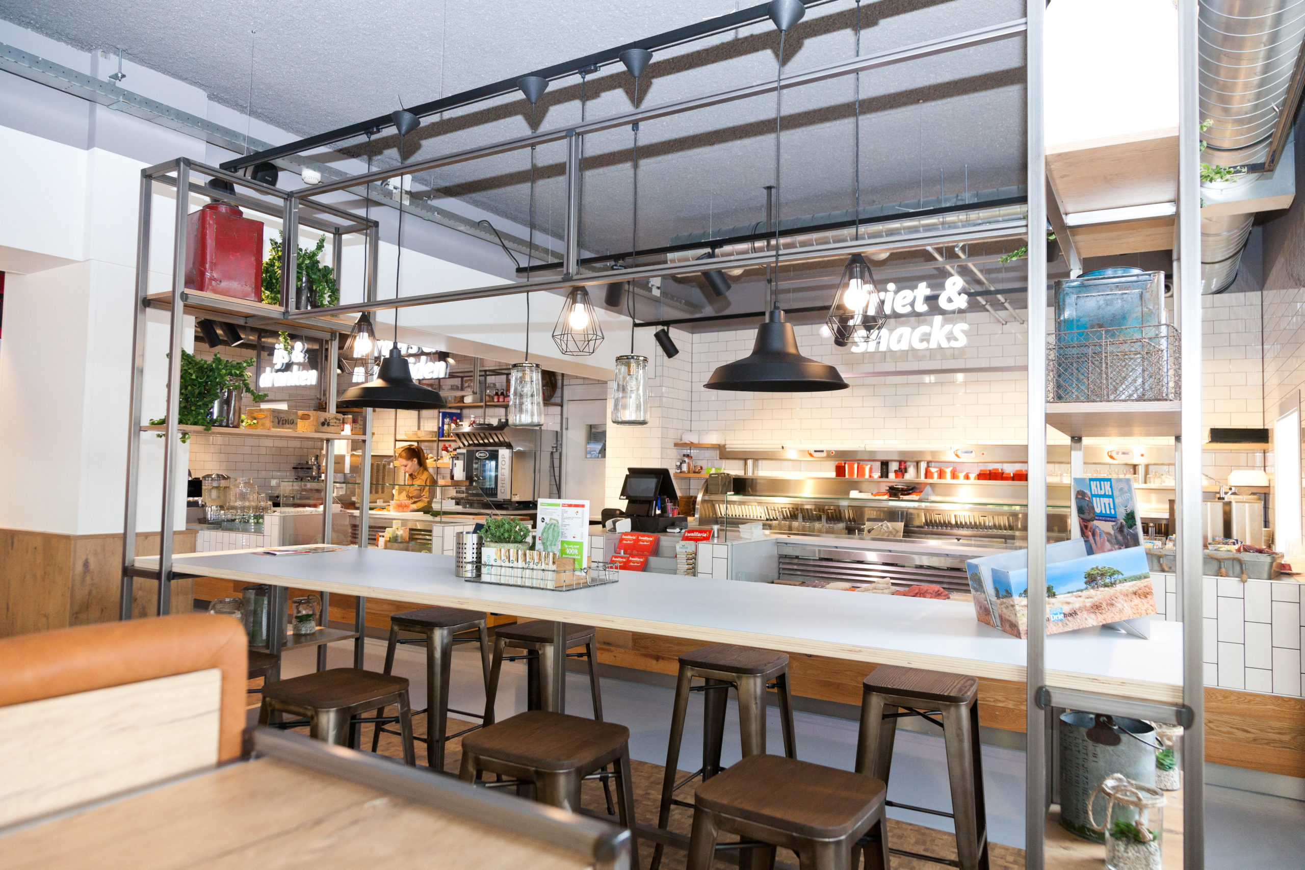 Hippe krukken aan een hoge tafel bij Kwalitaria; nét even een ander gevoel voor gasten.  Foto: Jawsmedia