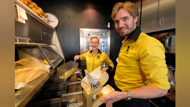 Alida van Dellen met Jan de Groot, die vanaf 1 november aan het roer staat bij Alida's Smulpaleis. Foto: VanVlietFotografie