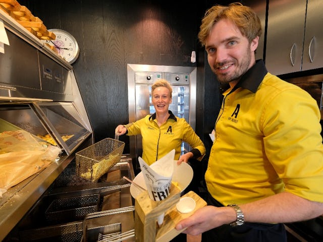 Alida van Dellen met Jan de Groot, die vanaf 1 november aan het roer staat bij Alida's Smulpaleis. Foto: VanVlietFotografie