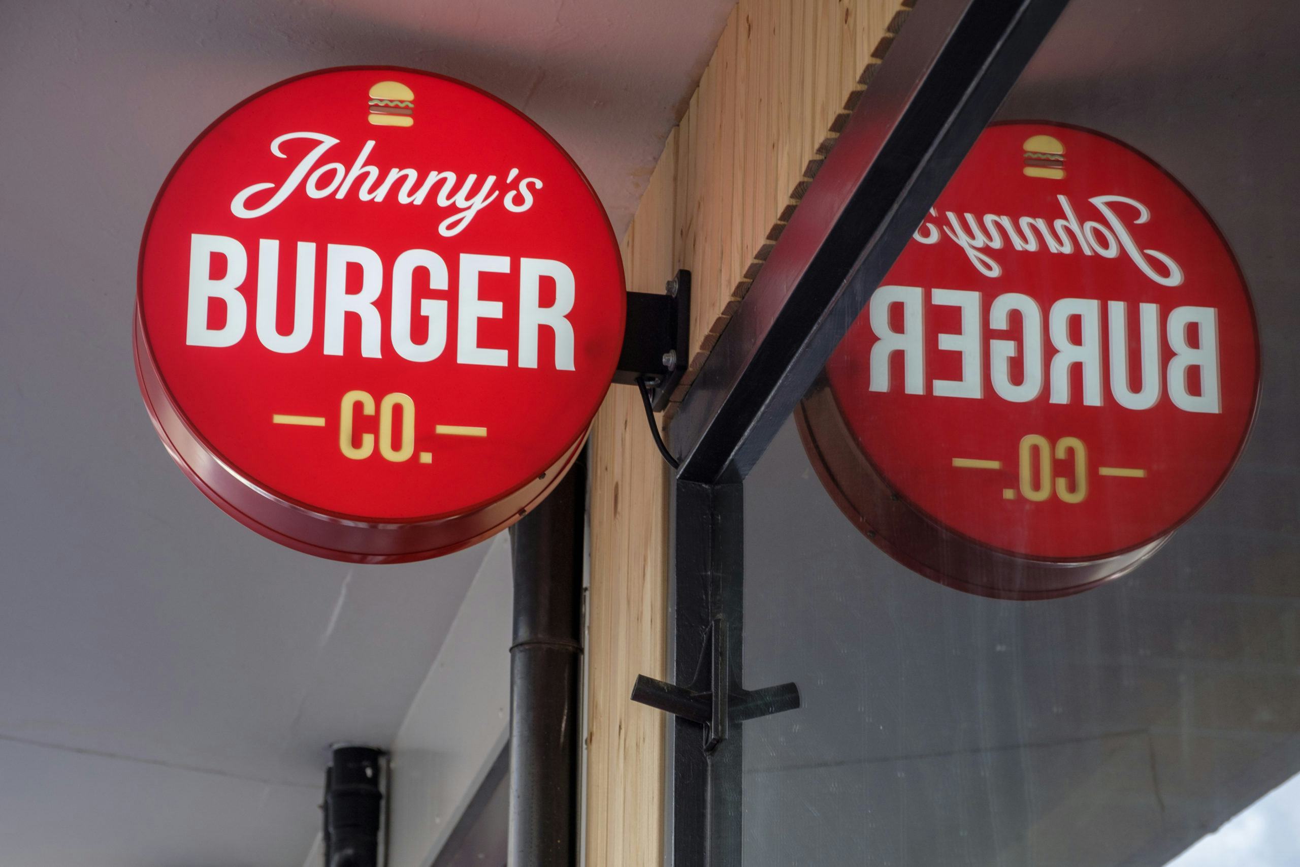 Domino's en Johnny's Burger Company delen pand