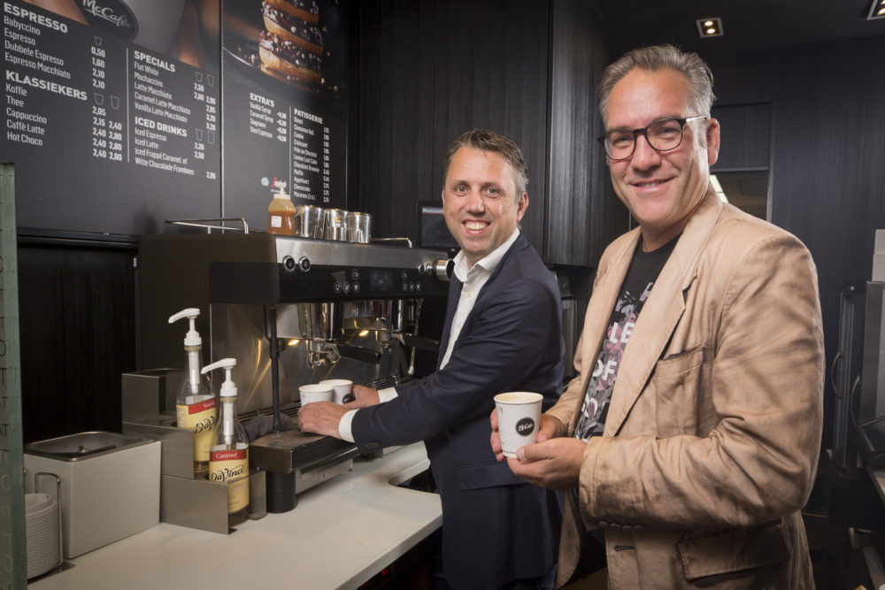 Joost Leopold (rechts) met Ivo de Groot van McDonald's. Foto: Koos Groenewold. 