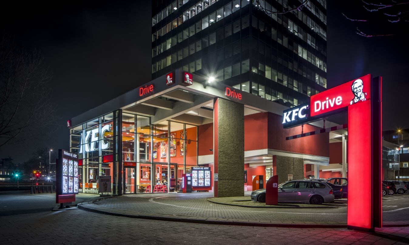 KFC ondertekent als eerste strenge criteria en geeft kippen meer ruimte