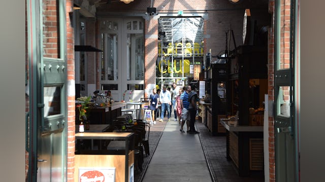 De inspiratietour begon in de Foodhallen, een overdekte culinaire markt met 21 'local heroes' die hun specialiteiten in het zicht van de gasten bereiden en verkopen.