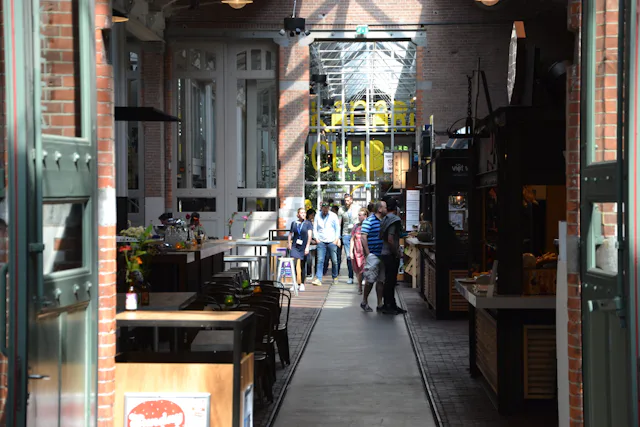 De inspiratietour begon in de Foodhallen, een overdekte culinaire markt met 21 'local heroes' die hun specialiteiten in het zicht van de gasten bereiden en verkopen.