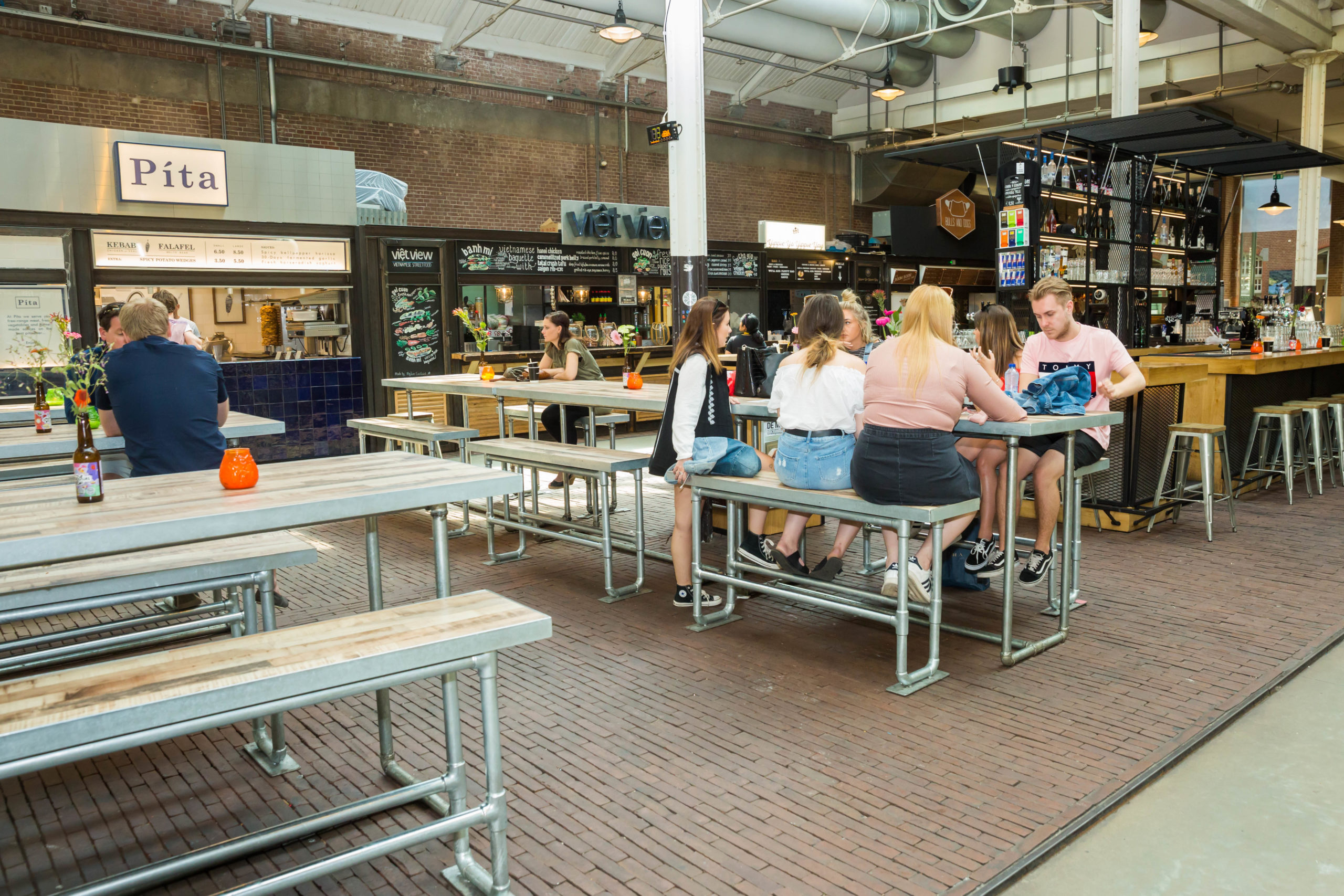 De Hallen Amsterdam, waar de Foodhallen onderdeel van is, werd drie jaar geleden geopend in de voormalige tramremise in Oud-West, een monumentaal pand waar lang geleden de eerste elektrische trams werden onderhouden.