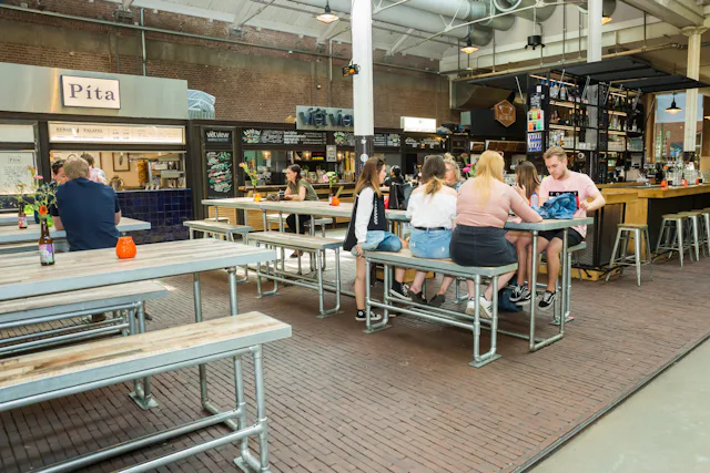 De Hallen Amsterdam, waar de Foodhallen onderdeel van is, werd drie jaar geleden geopend in de voormalige tramremise in Oud-West, een monumentaal pand waar lang geleden de eerste elektrische trams werden onderhouden.