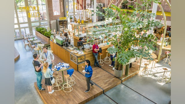 Ook in de Foodhallen: de Kanarie Club, waar gasten de hele dag terecht kunnen voor eten en drinken. Dit staat misschien ver af van de cafetariabranche, maar ook in deze tak van de horeca moet een bedrijf op verschillende momenten op een dag in een behoefte voorzien. Zo biedt de Kanarie Club een werkomgeving voor zzp-ers, een drie- of vijfgangendiners op niveau en in de weekenden cocktails en dansmuziek.