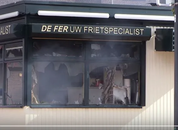 De ramen zijn ingeslagen door de brandweer nadat woensdagmiddag brand uitbrak in cafetaria De Fer.