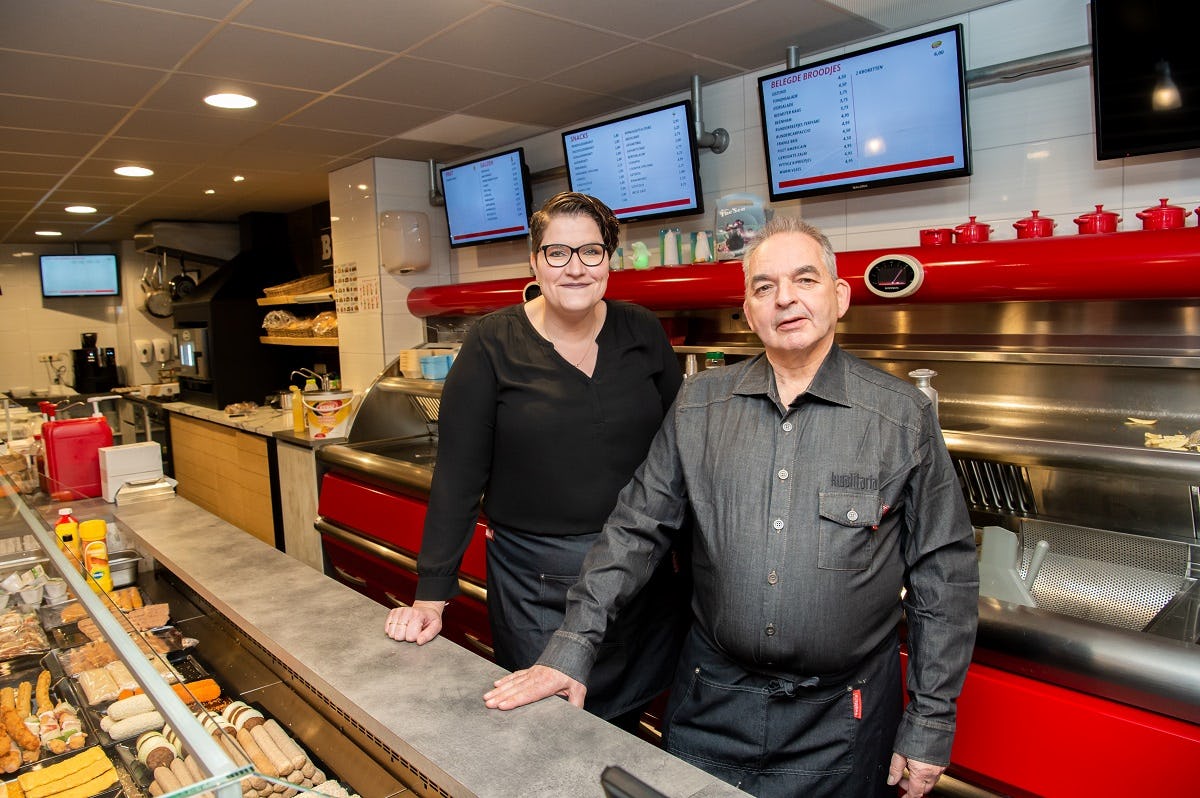 John de Jong met bedrijfsleider Natasja Beenhakker