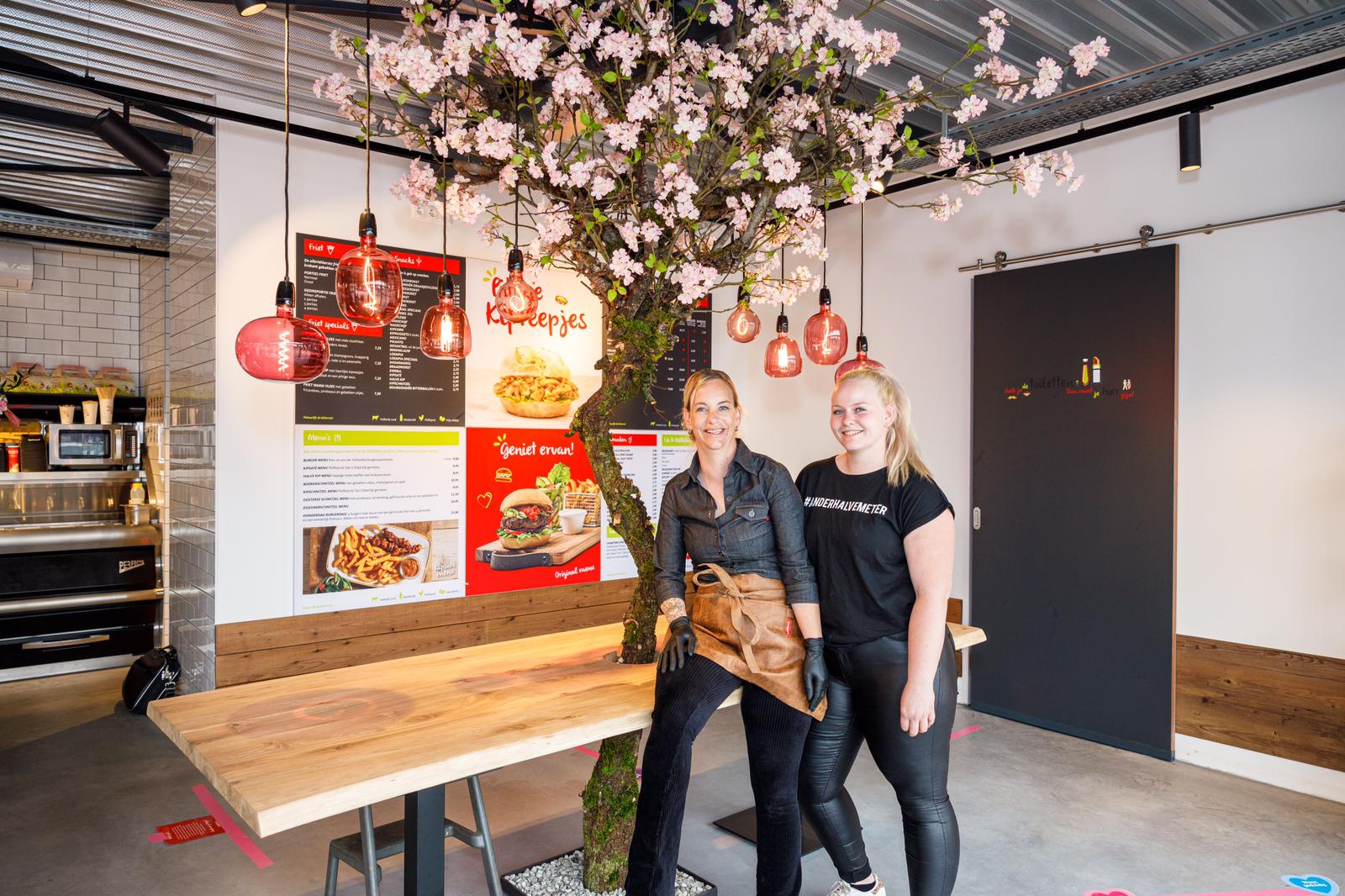Brigitte van Dijk met haar dochter Marlissa, leidinggevende bij Kwalitaria Ommen. 