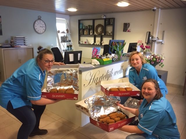 Kwalitaria Zijdelwaard trakteert woonzorgcentrum op kroketten