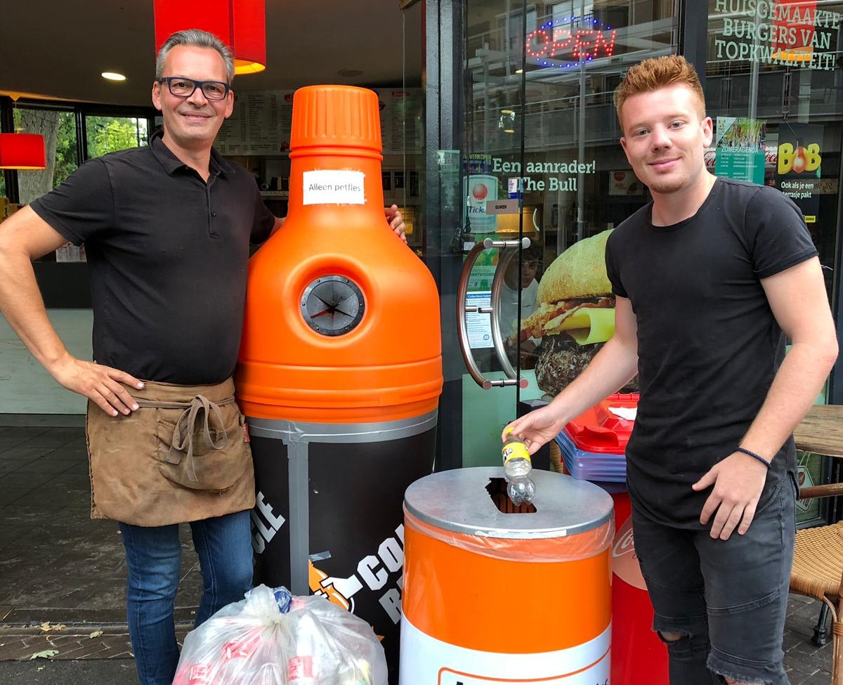 Kwalitaria de Bikbar zamelt de petflessen apart in. Eigenaar Peter Boonstra (links) en Janiek Arends.