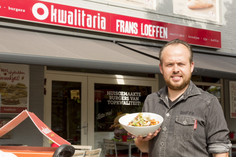 Frans Loeffen met friet Oosterse kip. Foto: Studio38c