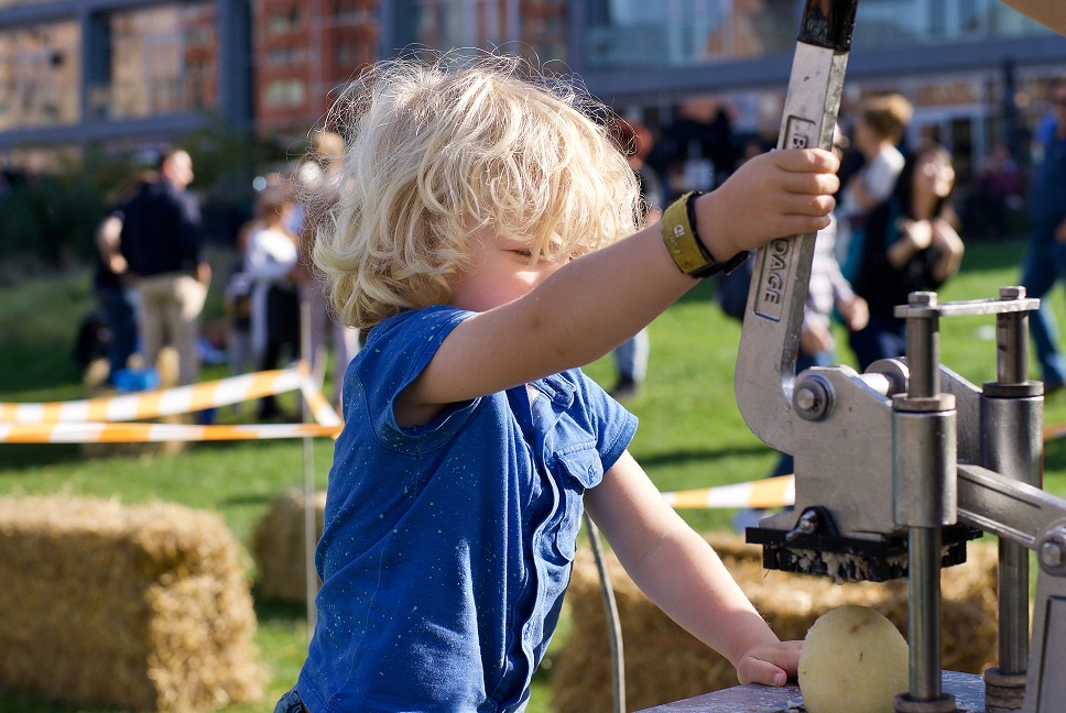 Bram Ladage zet bezoekers aan het werk tijdens oogstfeest