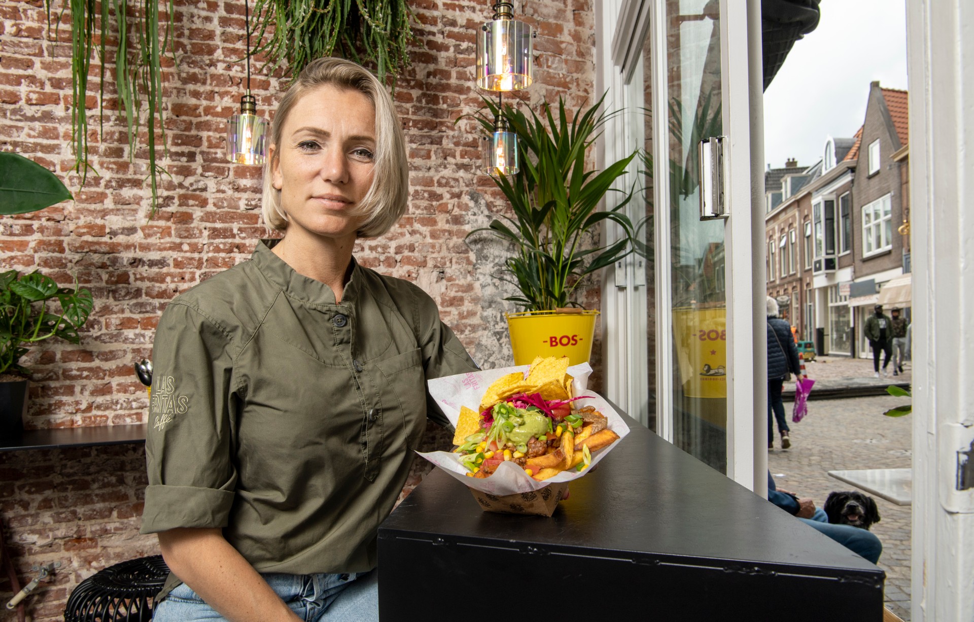 Femke van Baar van Las Fritas Caffé met loaded fries Cancún. 