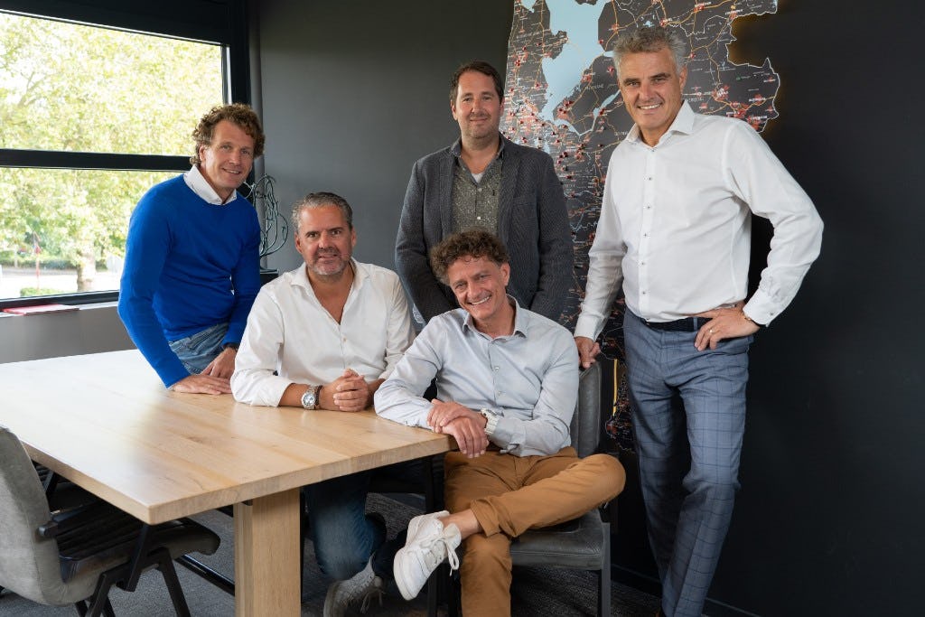 Vlnr: Martijn Boone, Joep Leemans, Rogier Janssen (staand), Leonardao Hopstaken en eigenaar Antonio Stroes