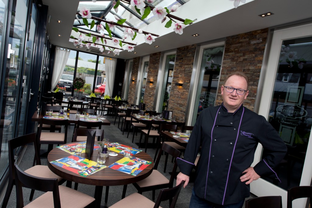 Hans Boumans van 't Smulhuis in Brunssum kreeg certificaten voor drie producten uit eigen keuken.  Foto: Marcel van Hoorn