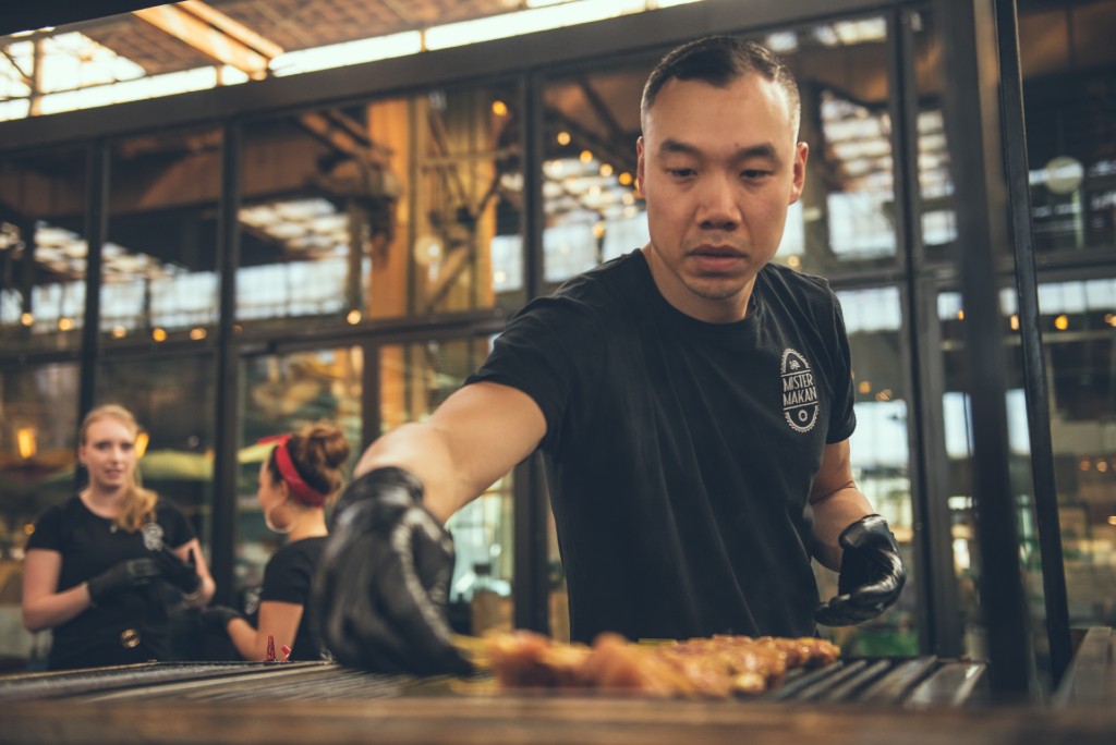 Melvin Tiao aan het werk bij Mister Makan. 