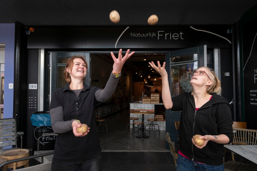 Rosanne ter Steege (r.) van Natuurlijk Friet met medewerker Yvanka de Hoop. Foto: Van Vliet Fotografie